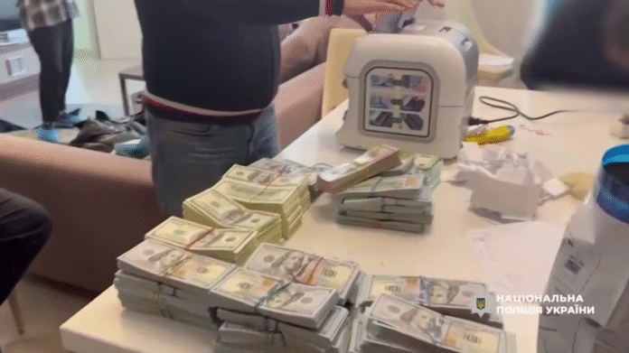 Під час обшуку у посадовиці Держекоінспекції вилучили 46 мільйонів гривень готівкою та коштовності