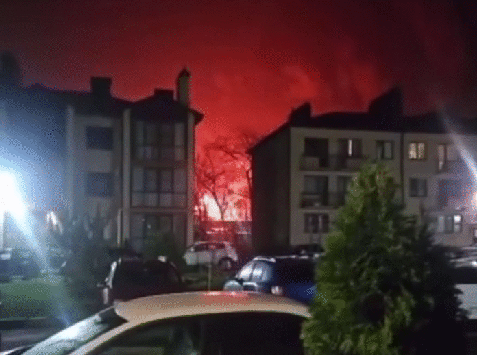 Уражений ангар технічного обслуговування літаків у Таганрозі