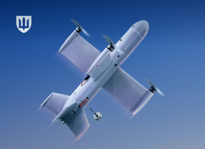 Український дрон-перехоплювач Octopus у польоті на фоні неба