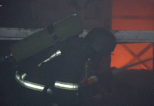 Рятувальники гасять пожежу після нічної атаки дронів у Миколаєві.