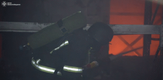 Рятувальники гасять пожежу після нічної атаки дронів у Миколаєві.