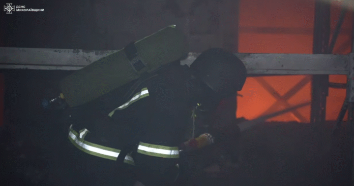 Рятувальники гасять пожежу після нічної атаки дронів у Миколаєві.