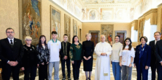 Папа Римський Лев XIV вітає групу українських дітей у Ватикані