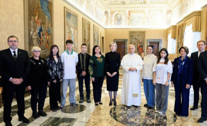 Папа Римський Лев XIV вітає групу українських дітей у Ватикані