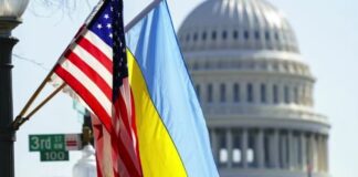 Прапори США та України на фоні Білого дому