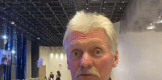 Дмитро Пєсков під час брифінгу в Москві