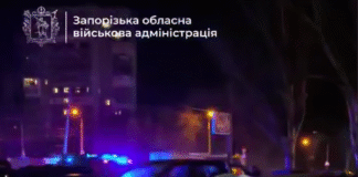 Рятувальники біля пошкодженої багатоповерхівки в Запоріжжі після російського обстрілу «Градом»