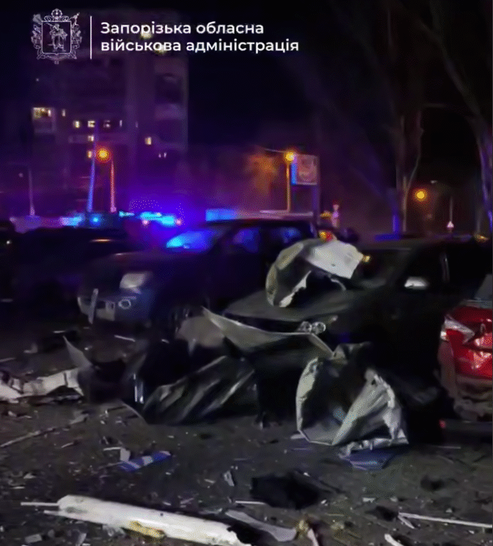 Рятувальники біля пошкодженої багатоповерхівки в Запоріжжі після російського обстрілу «Градом»