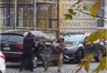 У школі ТЦК затримав учителя фізкультури на очах у дітей Працівники ТЦК у школі під час затримання вчителя фізкультури