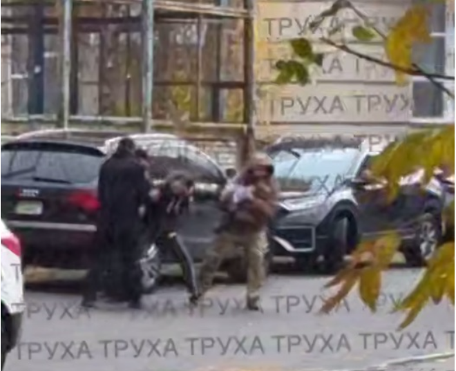 Screenshot_32 Працівники ТЦК у школі під час затримання вчителя фізкультури