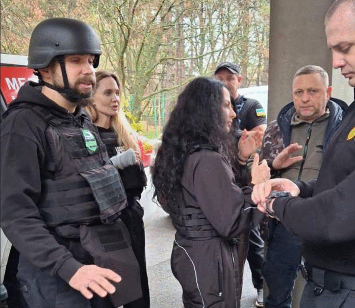 Screenshot_39 Анджеліна Джолі у бронежилеті під час візиту в Україну