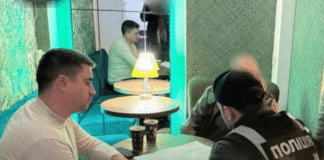 Поліція затримала шахраїв, які продали фейкову лазерну зброю