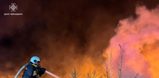 Пожежні та рятувальники працюють на місці падіння уламків у Черкаській області