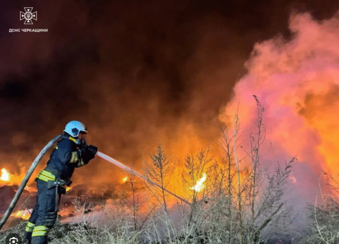 Screenshot_4 Пожежні та рятувальники працюють на місці падіння уламків у Черкаській області