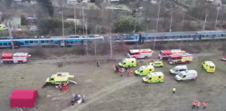 Рятувальники працюють на місці зіткнення двох поїздів у Чехії