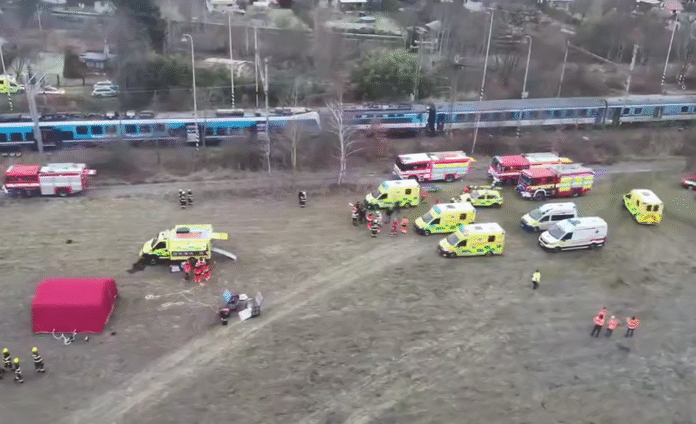 Рятувальники працюють на місці зіткнення двох поїздів у Чехії