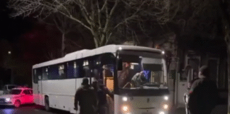 Автобус у Бердянську, куди російські окупанти зранку вантажать мобілізованих місцевих чоловіків