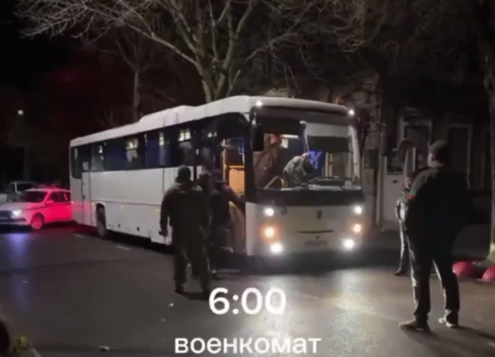 Screenshot_7 Автобус у Бердянську, куди російські окупанти зранку вантажать мобілізованих місцевих чоловіків