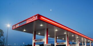 Логотип компанії «Лукойл» на АЗС