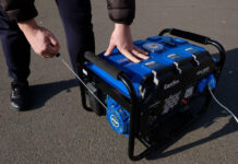 Працівник підключає генератор