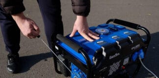 Працівник підключає генератор