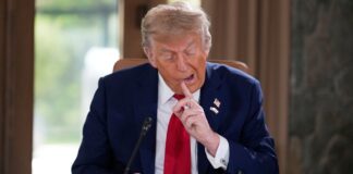 Президент США Дональд Трамп під час брифінгу коментує питання щодо заморожених активів росії