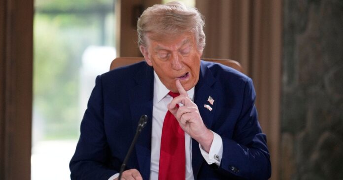 Президент США Дональд Трамп під час брифінгу коментує питання щодо заморожених активів росії