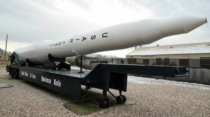 Ракета Minuteman III стартує з бази Ванденберг у Каліфорнії