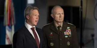 Американські військові посадовці під час візиту до Києва