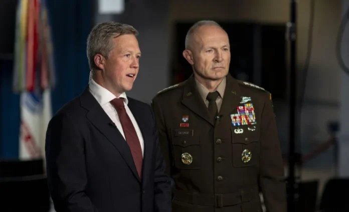 Американські військові посадовці під час візиту до Києва