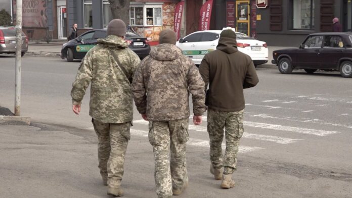 c91a4b7b9a8412b9 Employees of the TCC checking documents of persons liable for military service