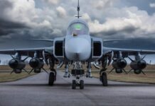 Винищувачі Gripen вироблятимуть в Україні з 2033 року Винищувач Gripen на злітній смузі