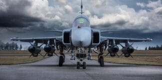 Винищувач Gripen на злітній смузі