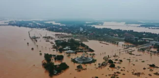 Затоплені будинки у В'єтнамі після сильних дощів та масштабних повеней