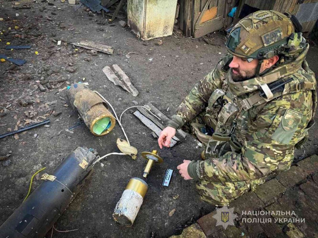 f21bed06690d5fc91294f0ab3c600bf2_L Explosives expert of the National Police of Ukraine