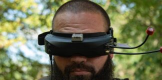 Український військовий оператор керує дроном на фронті