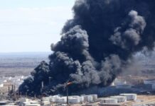 Чорний дим над нафтопереробним заводом Navajo в Артесії після вибуху.