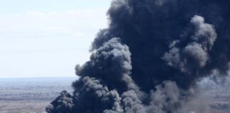 Чорний дим над нафтопереробним заводом Navajo в Артесії після вибуху.