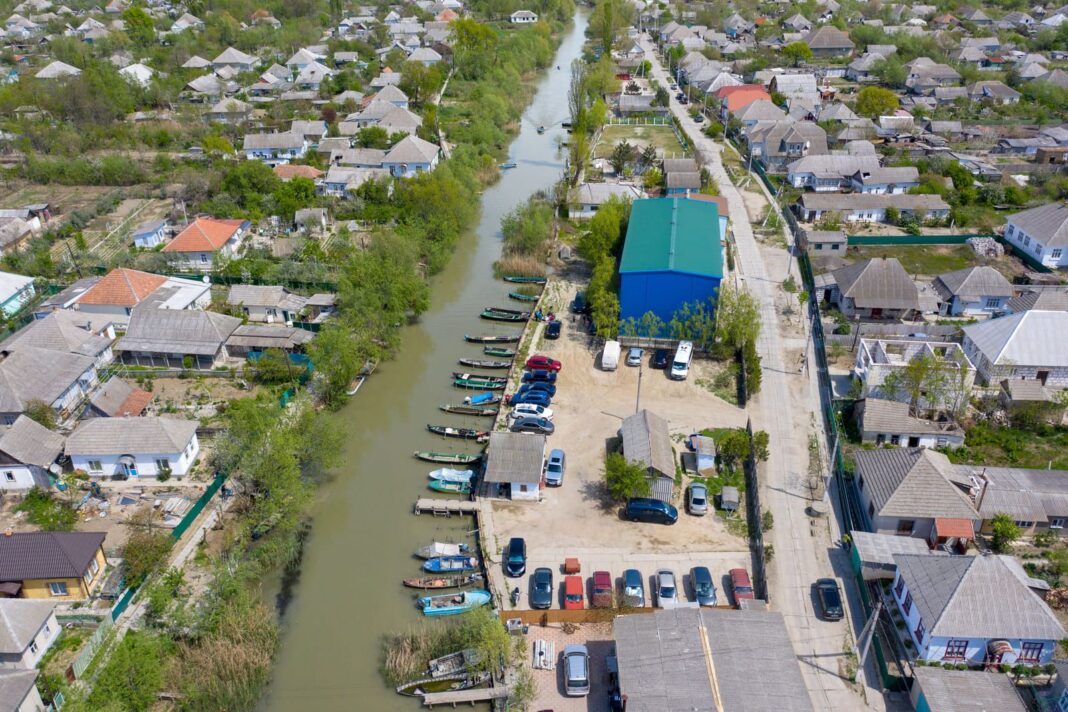 Канали та човни у Вилковому
