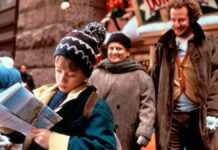 ТОП-5 культових різдвяних фільмів: святкова класика Кадр із фільму «Один удома», де Кевін МакКалістер стоїть у будинку під час Різдва