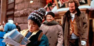 Кадр із фільму «Один удома», де Кевін МакКалістер стоїть у будинку під час Різдва