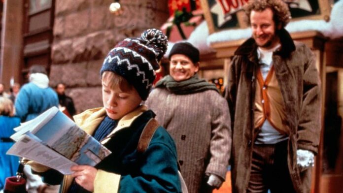 Кадр із фільму «Один удома», де Кевін МакКалістер стоїть у будинку під час Різдва