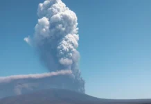 Вулкан Хайлі-Губбі викидає стовп попелу на висоту понад 10 км