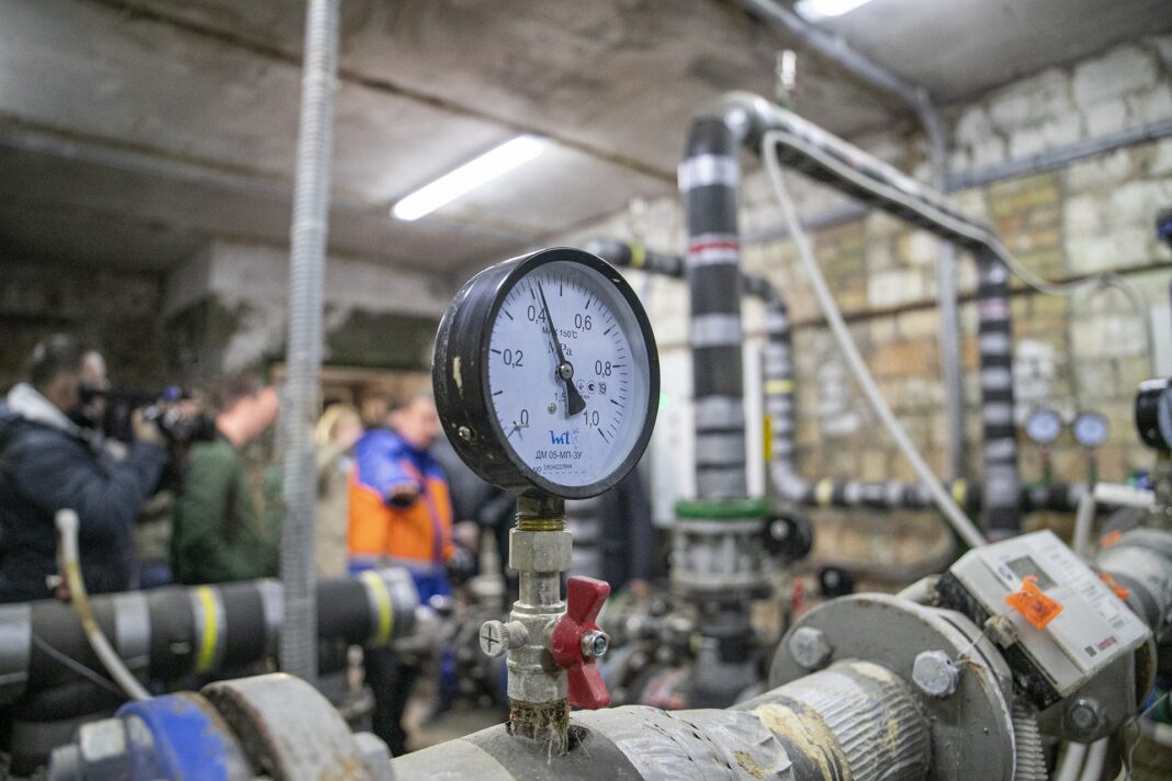 Kyiv utility workers check heating networks after night attack