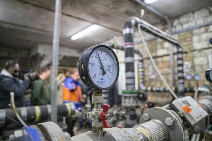 Комунальні працівники Києва перевіряють тепломережі після нічної атаки