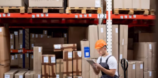 Працівники логістичної служби розвантажують міжнародні посилки