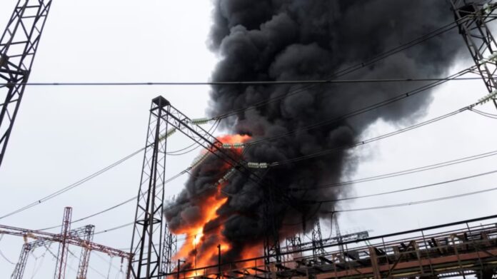 Пошкоджена українська електропідстанція після російської атаки