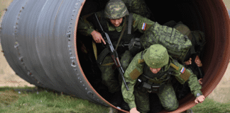 російські військові в трубі