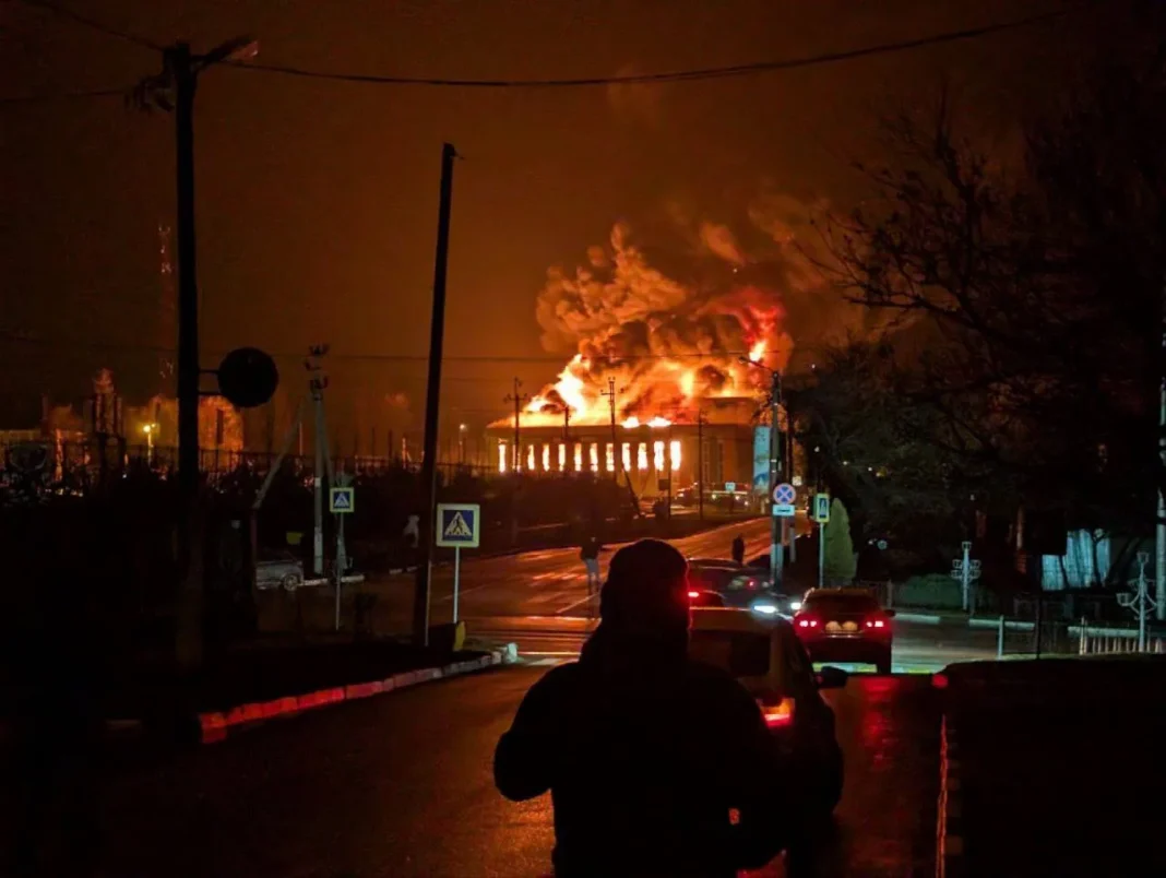 Пожежа у торговому центрі «Вокзальний» у Корочі після удару БПЛА.