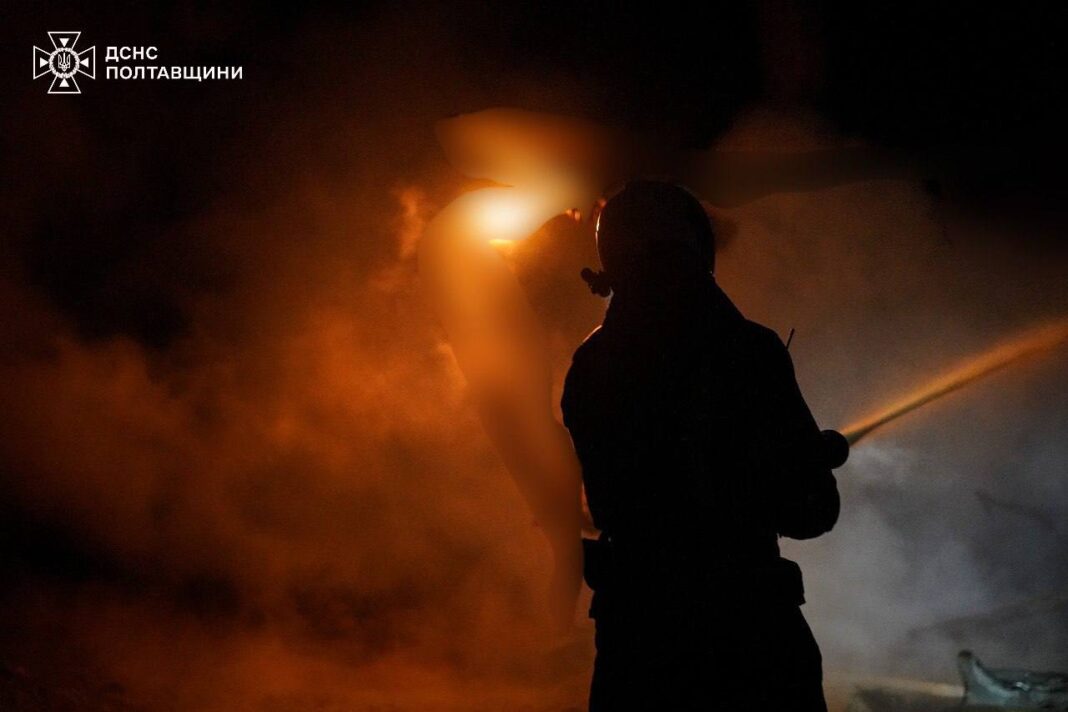 Пожежа після ворожої атаки на об’єкт газовидобування у Полтавському районі.